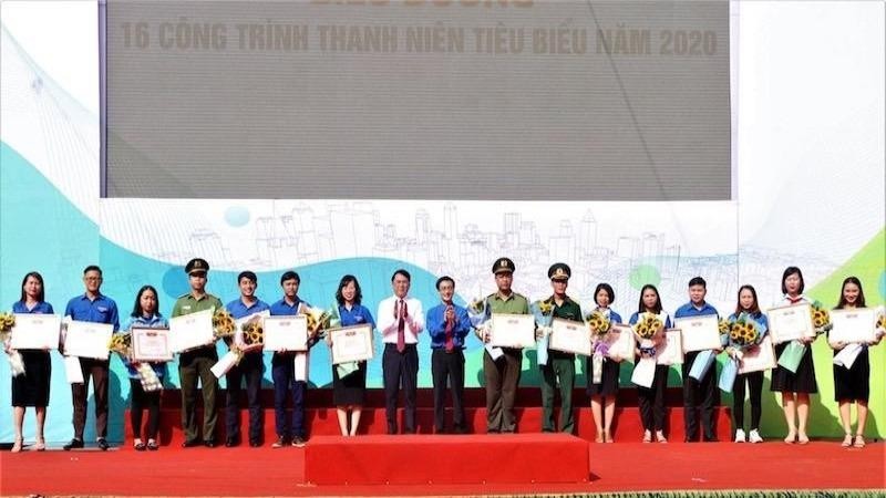Phó Chủ tịch UBND TP Lê Khắc Nam và Bí thư Thành đoàn Hải Phòng Đào Phú Thùy Dương biểu dương các công trình thanh niên tiêu biểu TP.