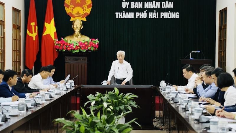 Phó Chủ tịch UBND TP Nguyễn Đình Chuyến phát biểu chỉ đạo tại cuộc họp.