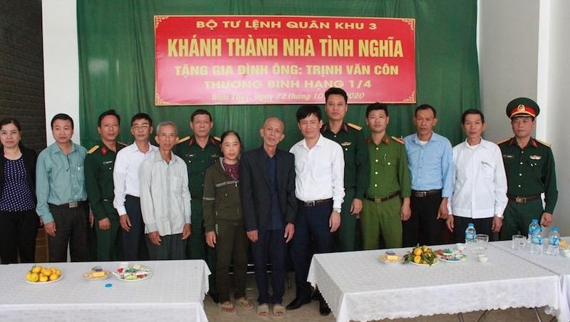 Gia đình ông Trịnh Văn Côn và đại diện các ban ngành liên quan tại buổi lễ.