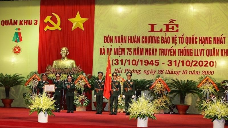 Đại tướng Ngô Xuân Lịch trao tặng Huân chương Bảo vệ Tổ quốc hạng Nhất cho Lực lượng vũ trang Quân khu 3.