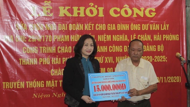 Ủy ban MTTQ Việt Nam quận Lê Chân trao kinh phí hỗ trợ cho gia đình ông Dư Văn Lẫy.