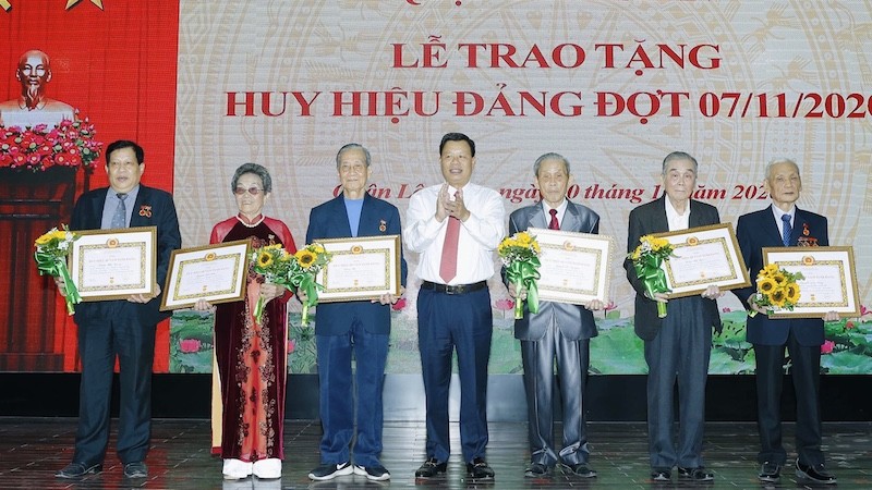 Lãnh đạo quận Lê Chân chúc mừng các đảng viên được nhận Huy hiệu Đảng