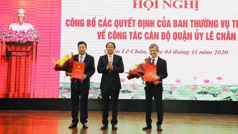 Bí thư Thành ủy, Chủ tịch HĐND TP Lê Văn Thành tặng hoa, chúc mừng các đồng chí được bổ nhiệm.