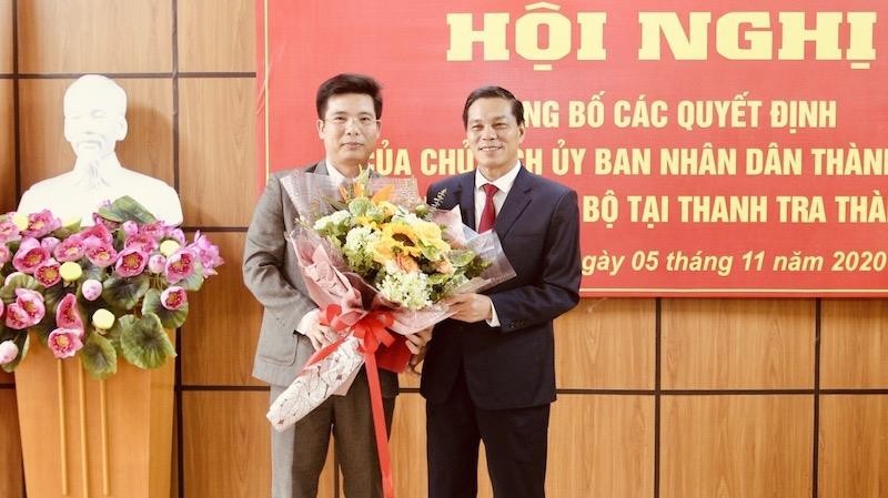 Chủ tịch UBND TP Nguyễn Văn Tùng tặng hoa chúc mừng đồng chí Bùi Hùng Thiện.