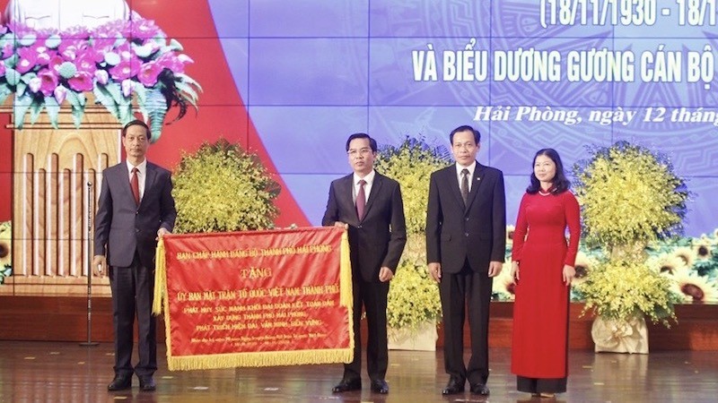 Đồng chí Đỗ Mạnh Hiến, Phó Bí thư Thường trực Thành ủy trao tặng Bức trướng của Ban chấp hành Đảng bộ TP cho Ủy ban Mặt trận Tổ quốc Việt Nam TP