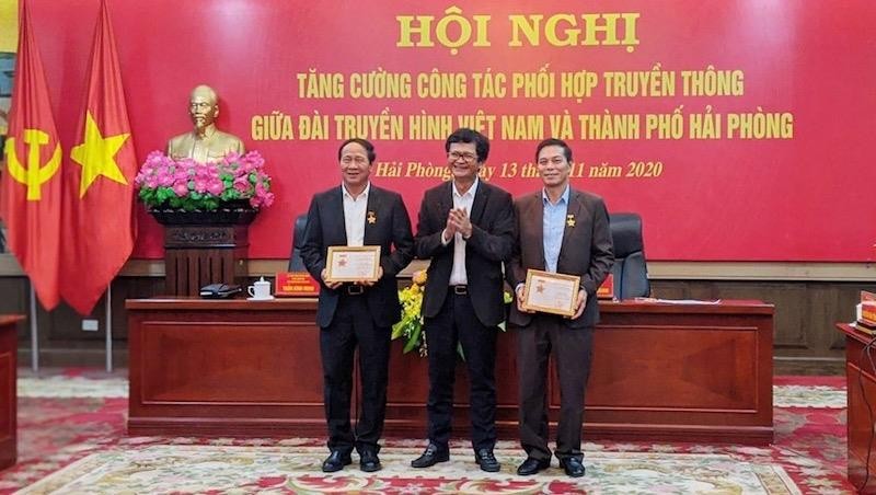 Tổng Giám đốc Đài Truyền hình Việt Nam Trần Bình Minh tặng kỷ niệm chương vì sự nghiệp truyền hình cho lãnh đạo TP Hải Phòng.