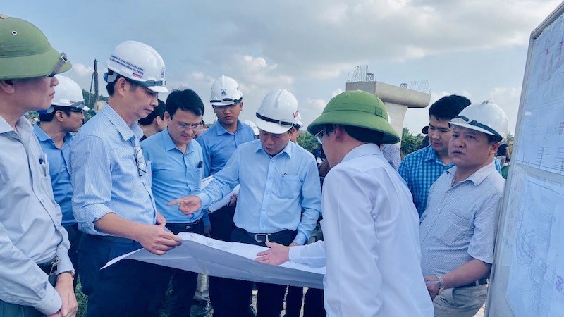 Phó Chủ tịch UBND TP Nguyễn Đức Thọ kiểm tra tiến độ thực hiện Dự án đầu tư xây dựng cầu Dinh.