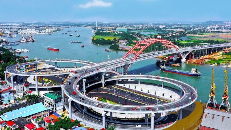 Cầu Hoàng Văn Thụ nối trung tâm TP với huyện Thủy Nguyên.
