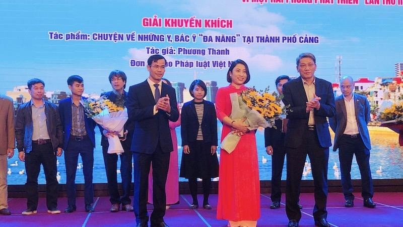 Phóng viên Báo Pháp luật Việt Nam đã đoạt Giải Khuyến khích với tác phẩm: Chuyện về những y, bác sỹ “đa năng” tại thành phố Cảng.