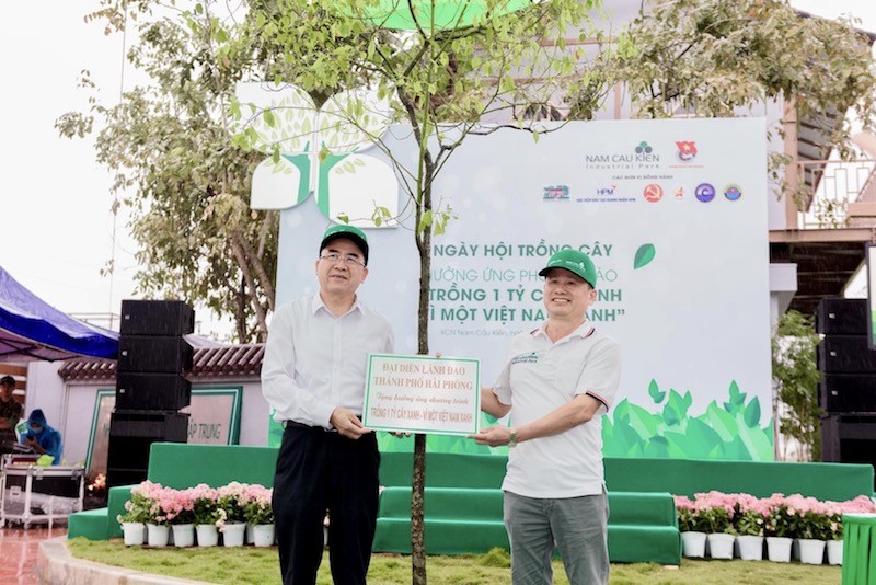 Phó Chủ tịch UBND TP Lê Khắc Nam trao tặng cây cho KCN Nam Cầu Kiền.