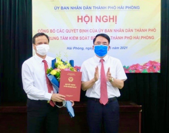 Lãnh đạo TP trao quyết định chúc mừng TS. Nguyễn Quang Chính, Giám đốc CDC TP Hải Phòng