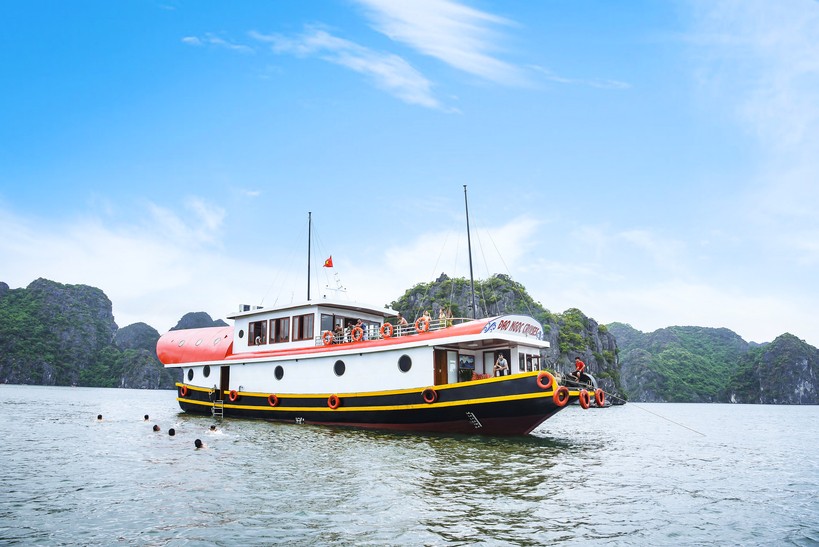 Tàu chở khách du lịch tại Vịnh Lan Hạ.
