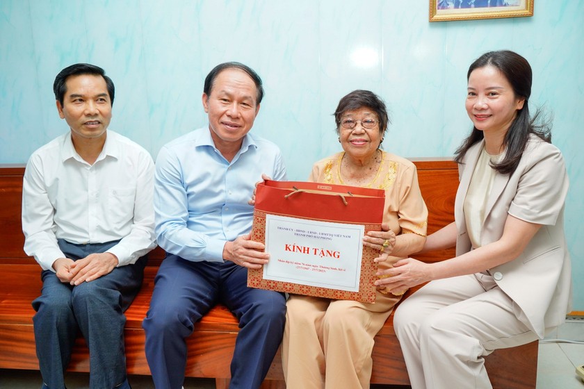 Bí thư Thành ủy Hải Phòng thăm, tặng quà bà Vũ Thị Kim Yến, là vợ liệt sỹ tại phường Dư Hàng, quận Lê Chân.