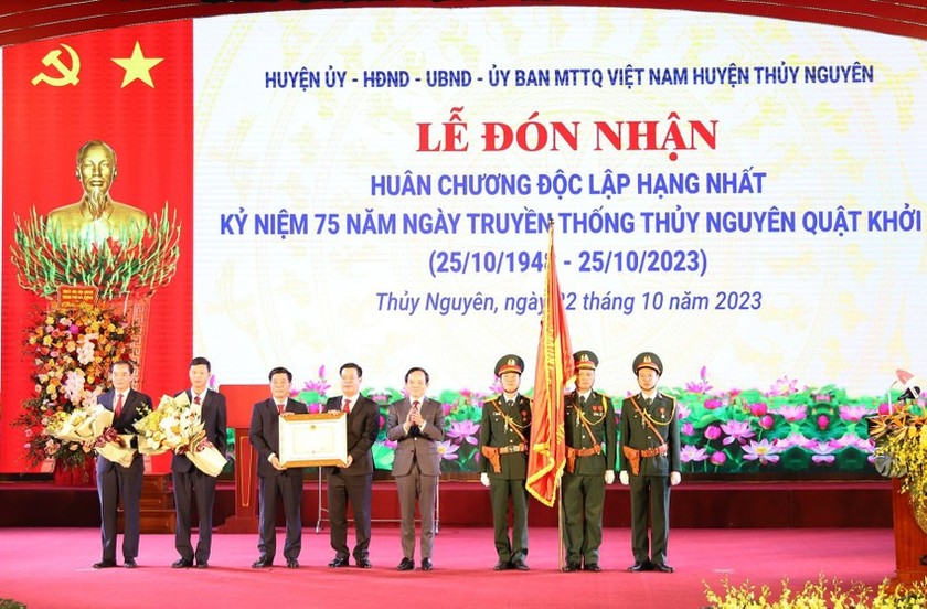 Phó Thủ tướng Chính phủ Trần Lưu Quang trao Huân chương Độc lập hạng Nhất cho Đảng bộ, chính quyền và Nhân dân hyện Thủy Nguyên. 