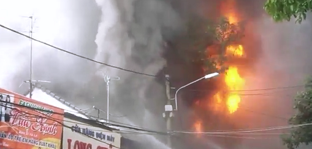 Cháy lớn thiêu rụi cửa hàng Điện máy tại Buôn Ma Thuột