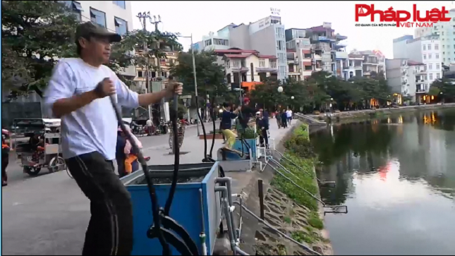 Người Hà Nội hào hứng tập thể dục làm sạch nước hồ ô nhiễm