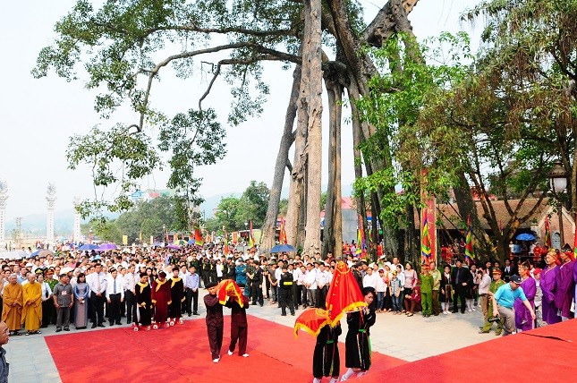 Hàng vạn du khách chen chân về Tây Thiên trong ngày khai hội