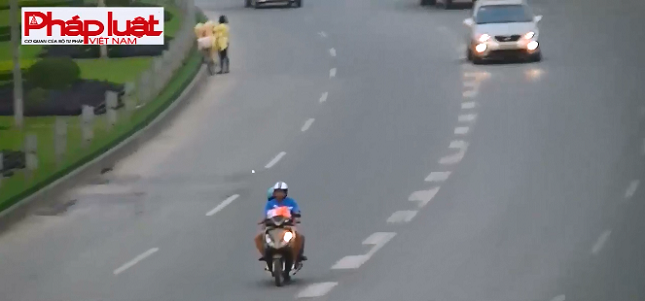 Xe máy vẫn ngang nhiên đi vào đường cao tốc đại lộ Thăng Long