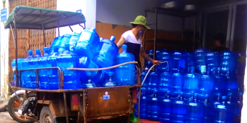 Rùng mình với quy trình sản xuất nước “tinh khiết” Lạc Việt