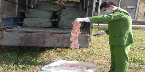 Lạng Sơn: Bỏ lại gần 1 tấn nầm lợn thối khi thấy cảnh sát
