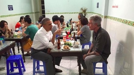 Clip: Chủ quán bún chả bất ngờ khi Tổng thống Mỹ đến ăn