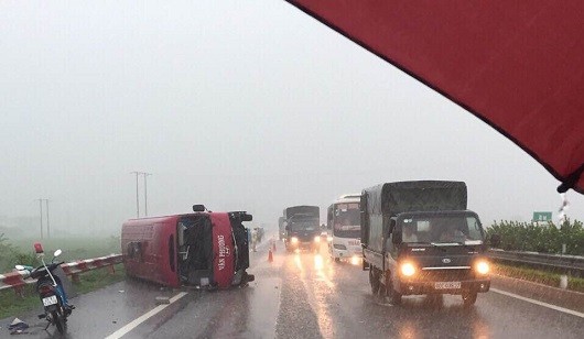 Hình ảnh thảm hại về xe khách lật trên cao tốc Pháp Vân - Cầu Giẽ
