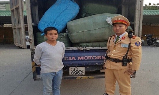 Hà Nội: Cả tấn quần áo nghi nhập lậu bị phát hiện