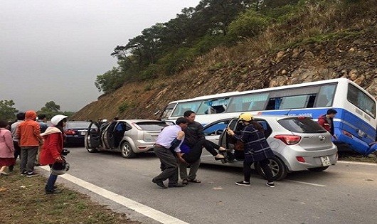 Nguyên nhân vụ ô tô Thái Bình đâm vào núi Hà Nội khiến 1 người chết