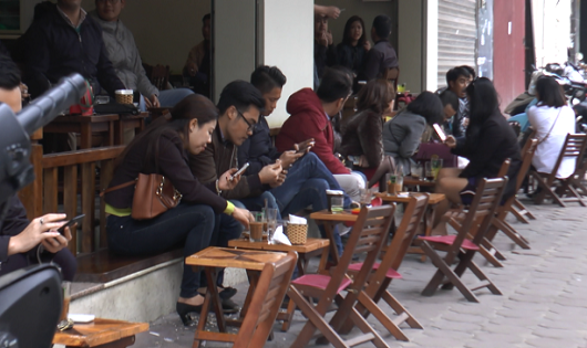 Nhiều cửa hàng Aha cafe ngang nhiên kinh doanh trên vỉa hè Hà Nội