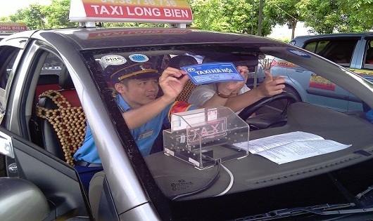 Hà Nội: Hàng nghìn phù hiệu "Taxi Hà Nội", "Xe hợp đồng" bị thu hồi (ảnh minh họa)