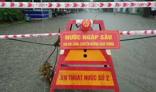 Ô tô, xe máy dò dẫm đi trên nước ở Hà Nội trong mưa bão
