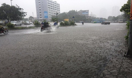 Đường Hà Nội mênh mang nước, nhân viên văn phòng chịu đói chờ ngớt mưa