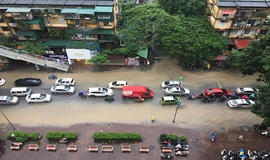 Đường Hà Nội lại ngập sâu trong mưa, nước bắn rát mặt người đi xe máy