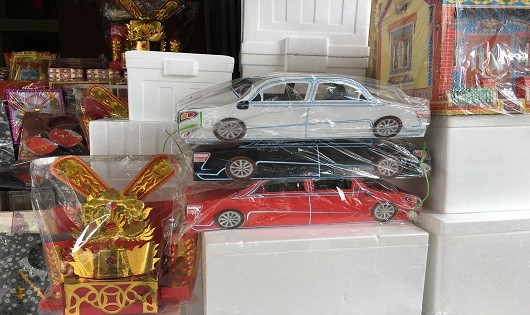 Biệt thự, xe hơi, đồ công nghệ xếp đầy phố Hà Nội 'chờ biếu' người cõi âm 