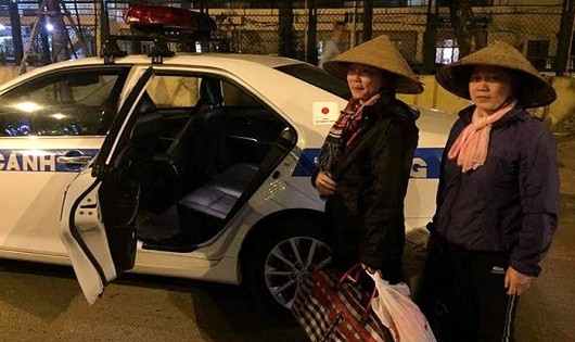 Cảnh sát giao thông Hà Nội đưa người lỡ xe về tận quê ăn Tết