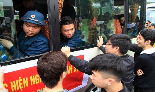 Hà Nội: Người thân bịn rịn tiễn các tân binh lên đường nhập ngũ
