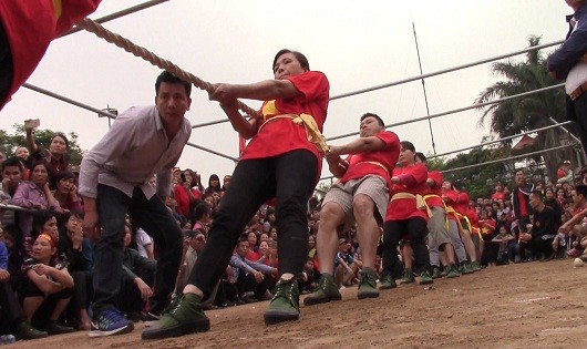 Cụ già, trẻ nhỏ Hà Nội reo hò cổ vũ hội thi kéo co làng Đống Ba