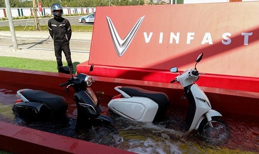 VinFast Klara được thử nghiệm khả năng chịu nước của chiếc xe trong 30 phút