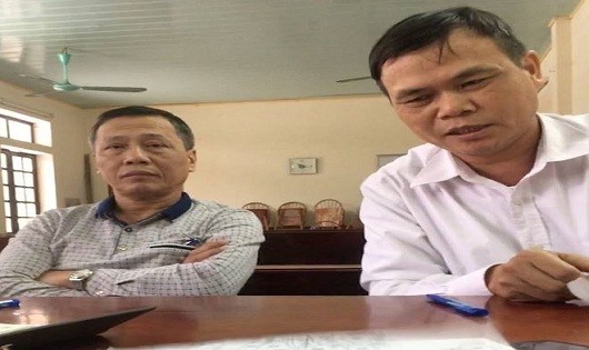 Trưởng Công an xã Ứng Hòe (trái), Chủ tịch UBND xã Ứng Hòe (phải) cho rằng đây là một sự việc đơn giản.