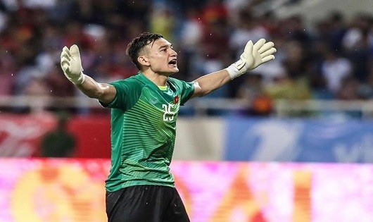 Ngắm Văn Lâm bay người loại 'chướng ngại vật' để Việt Nam vô địch AFF Cup 2018