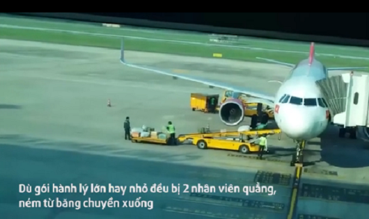  Dư luận bức xúc vì nhân viên sân bay Đà Nẵng ném hành lý hành khách 