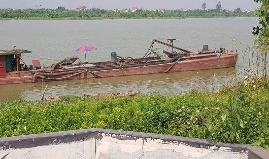 Nhiều tàu hút cát trái phép trên sông Hồng đoạn qua Nam Định và Thái Bình ?