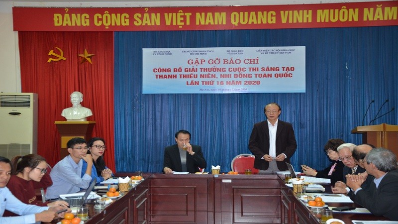 Ông Phạm Văn Tân – PCT kiêm Tổng thư kí LHHVN và ông Nguyễn Xuân Tiến– Giám đốc Qũy VIFOTEC chủ trì buổi công bố.