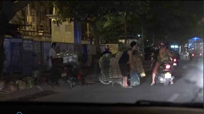 Chợ Long Biên phong tỏa, tiểu thương 'lập chợ cóc' buôn bán ngoài đường