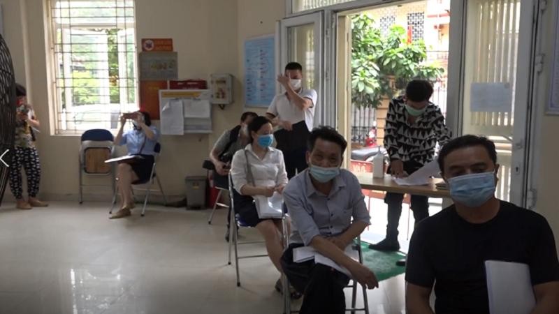 Người dân xếp hàng chờ xác nhận giấy đi đường tại Hà Nội