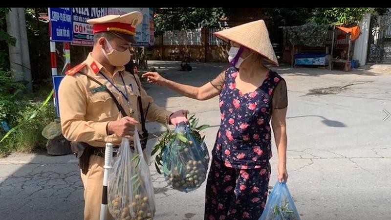 Thắm đượm tình quân dân trong cuộc chiến chống đại dịch COVID-19 tại Hà Nội