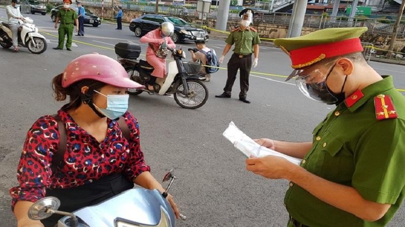 Từ ngày 8/9, người dân Hà Nội phải sử dụng giấy đi đường có mã QR Code. 