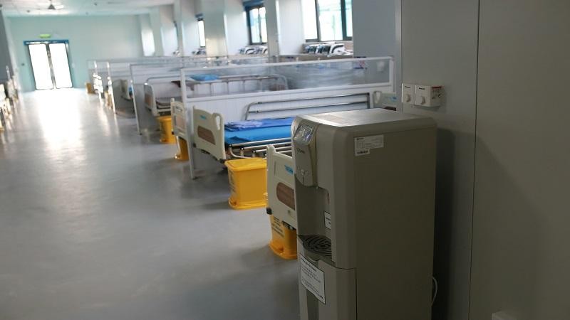 Gấp rút hoàn thiện hệ thống máy lọc nước uống trực tiếp tại Bệnh viện điều trị COVID-19 