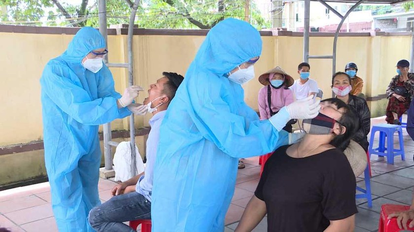 Cán bộ y tế lấy mẫu xét nghiệm cho nhân dân phường Mông Dương. Ảnh: CTTĐT Quảng Ninh