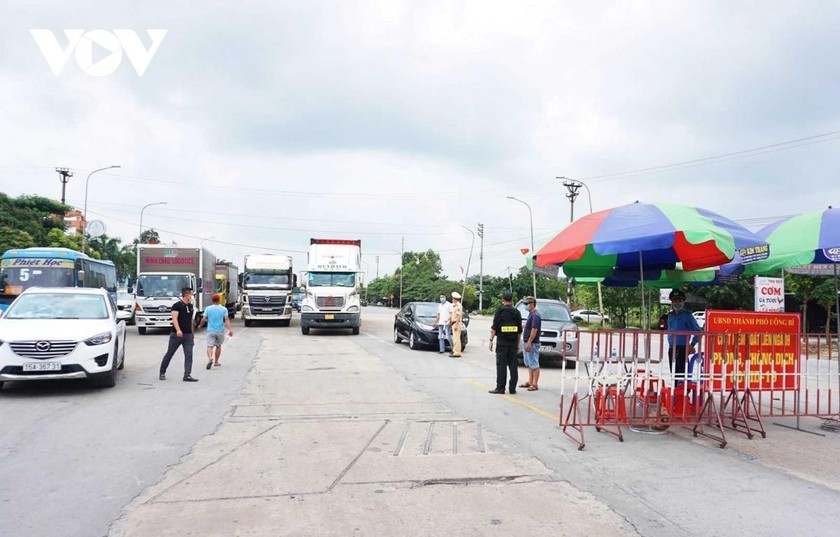 Kiểm soát người ra vào tỉnh Quảng Ninh tại chốt kiểm soát Bạch Đằng, TX Quảng Yên, Quảng Ninh. Ảnh CTV